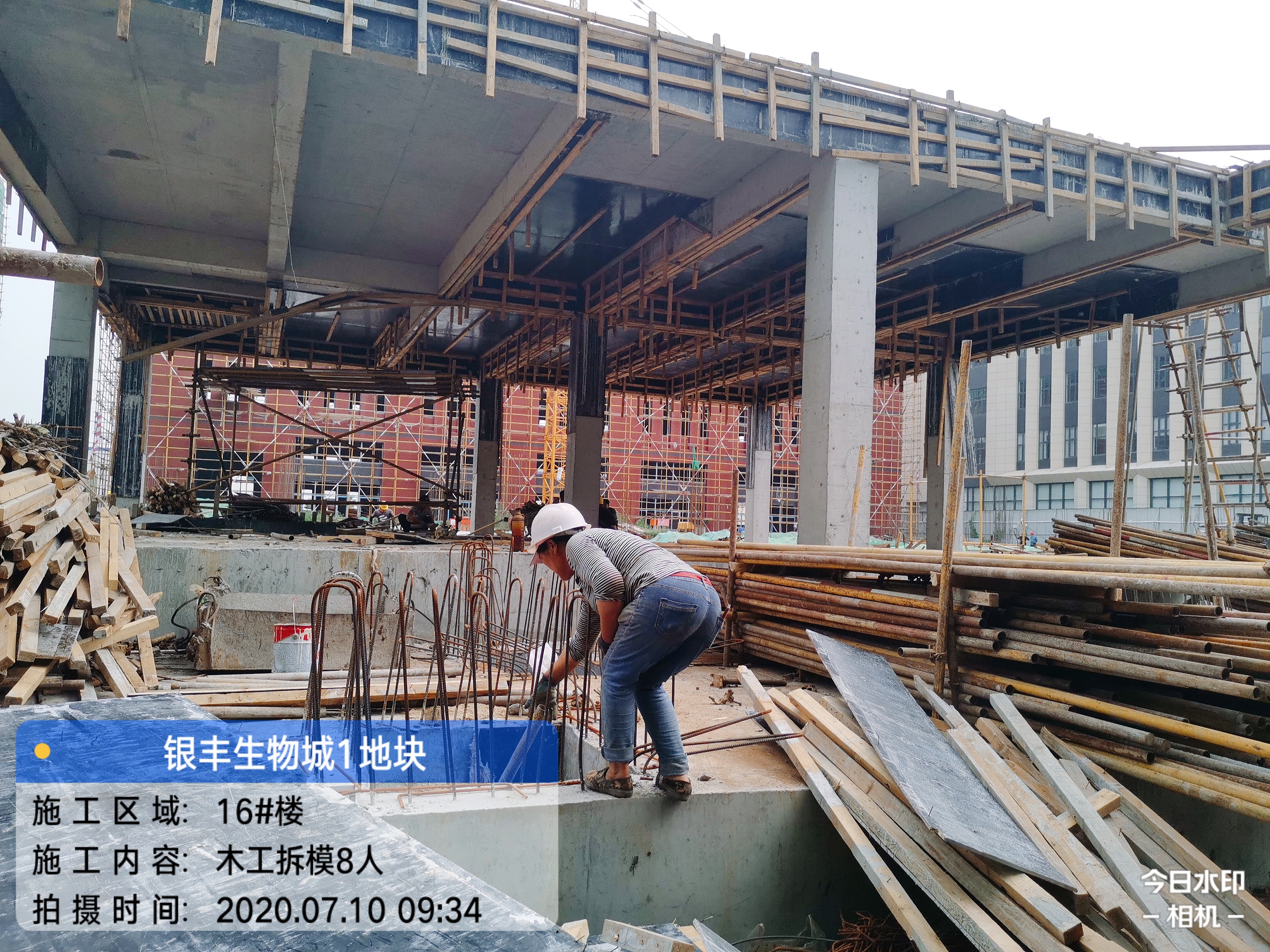 1594369283240220.jpg 1-16#楼木工拆模.jpg