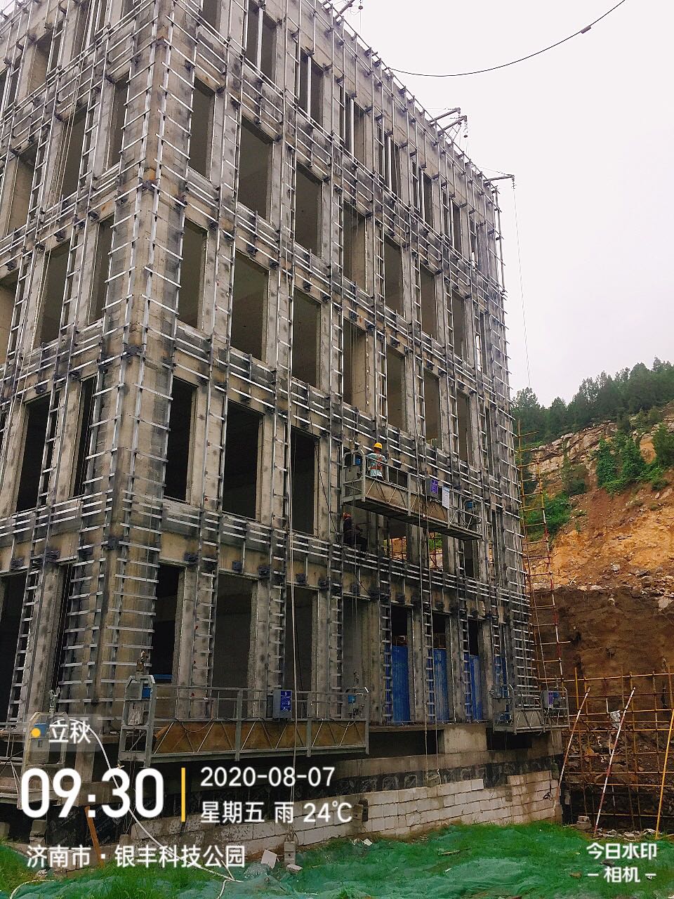 1596787091883249.jpg 3号楼东立面幕墙窗副框安装.jpg