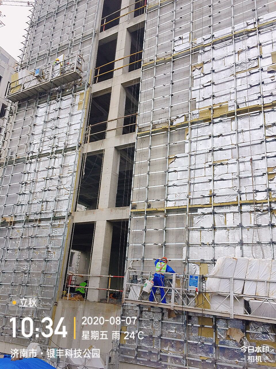 1596787130346580.jpg 7号楼东西立面幕墙岩棉施工.jpg