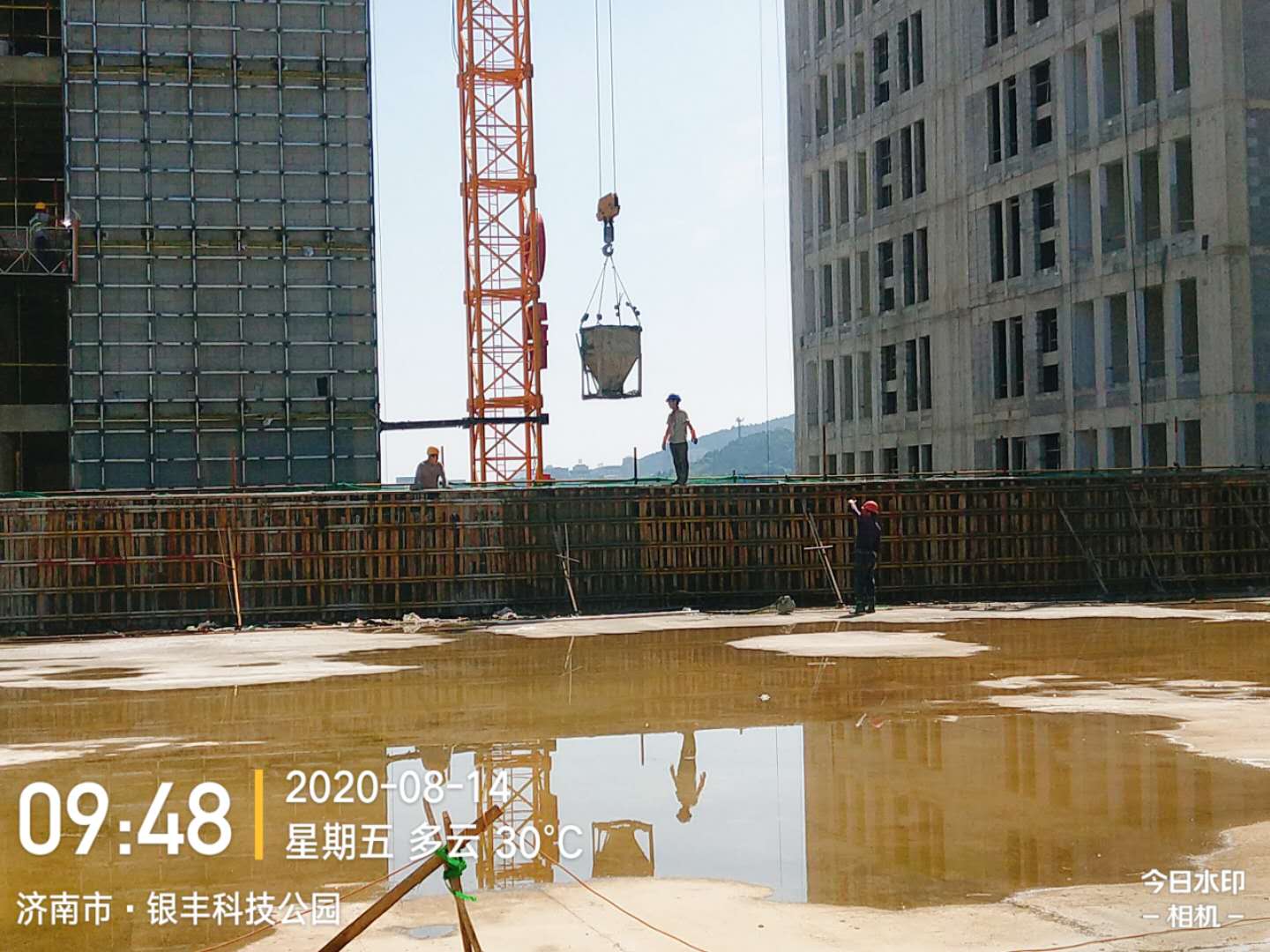 1597397415915205.jpg 7区车库挡土墙浇筑.jpg